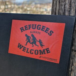 Aufkleber Refugees always welcome in rot auf schwarzem Untergrund