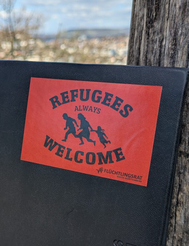 Aufkleber Refugees always welcome in rot auf schwarzem Untergrund