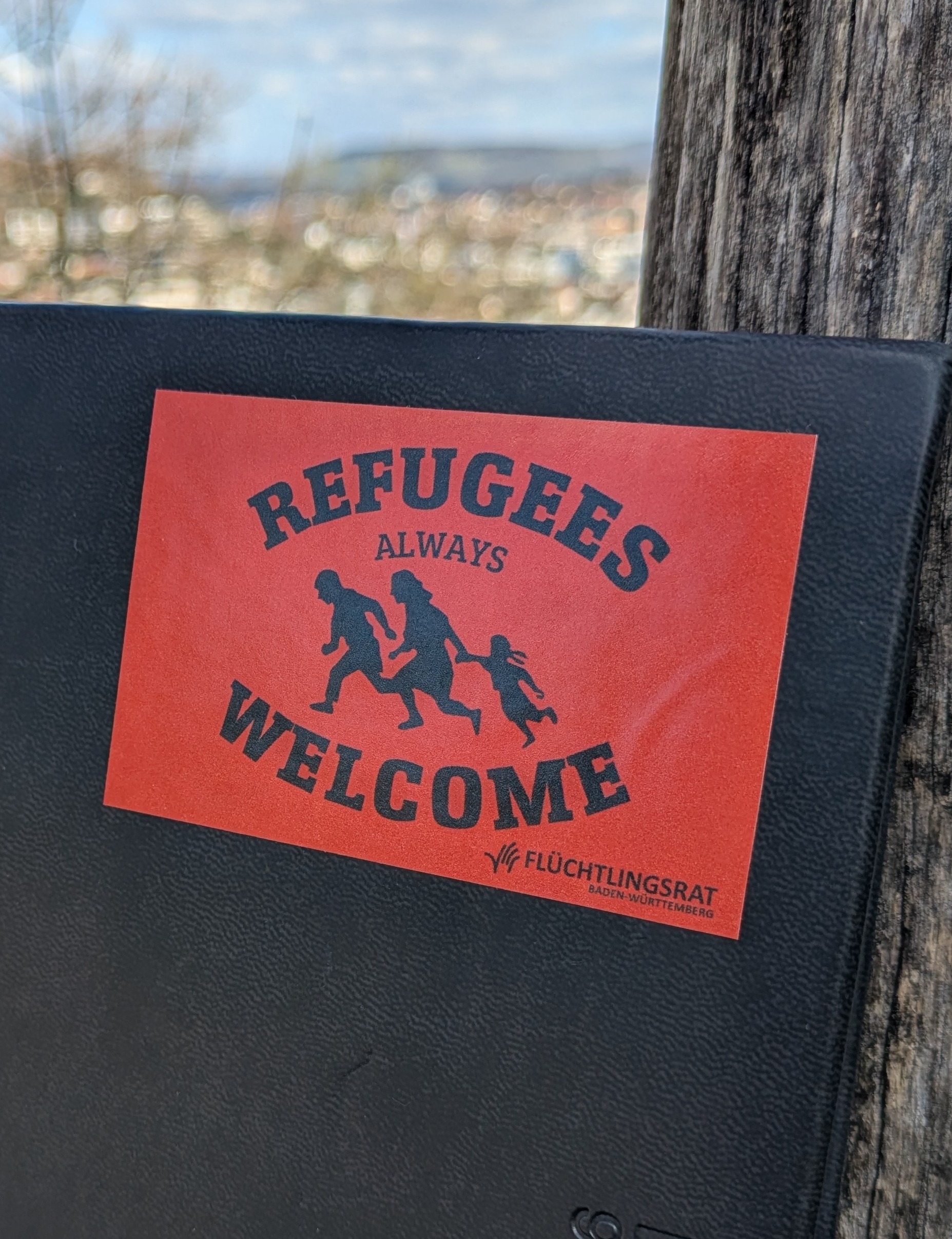 Aufkleber Refugees always welcome in rot auf schwarzem Untergrund