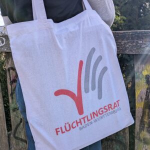 Weiße Tasche mit Logo des Flüchtlingsrates in grau und rot