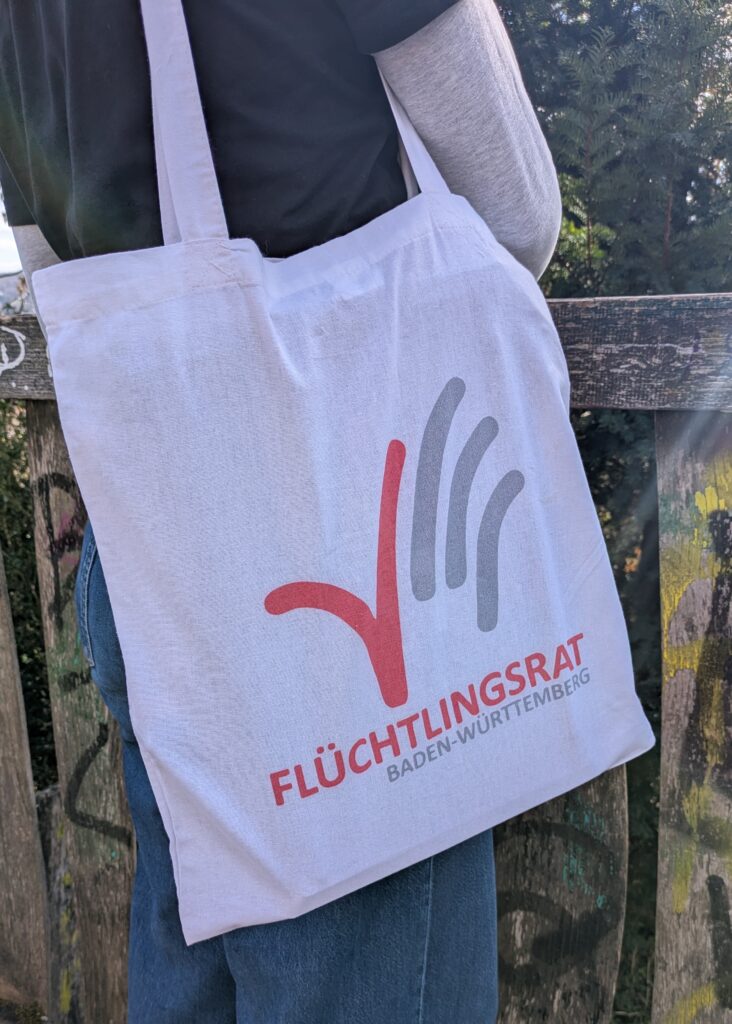 Weiße Tasche mit Logo des Flüchtlingsrates in grau und rot