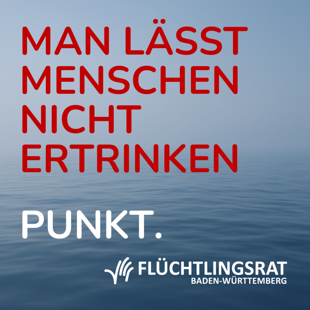 Sticker mit Aufschrift 'Man lässt Menschen nicht ertrinken' und Meer im Hintergrund