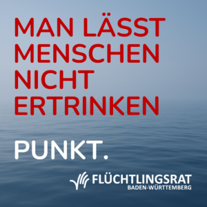 Sticker mit Aufschrift 'Man lässt Menschen nicht ertrinken' und Meer im Hintergrund