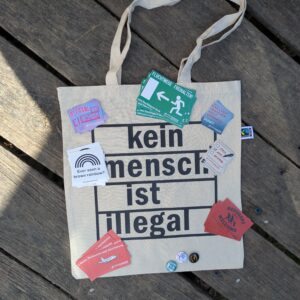 Paket Aktivisti (Tasche 'kein Mensch ist illegal', drei verschiedene Buttons, 7 Stickerpakete &agrave; 10 Sticker)