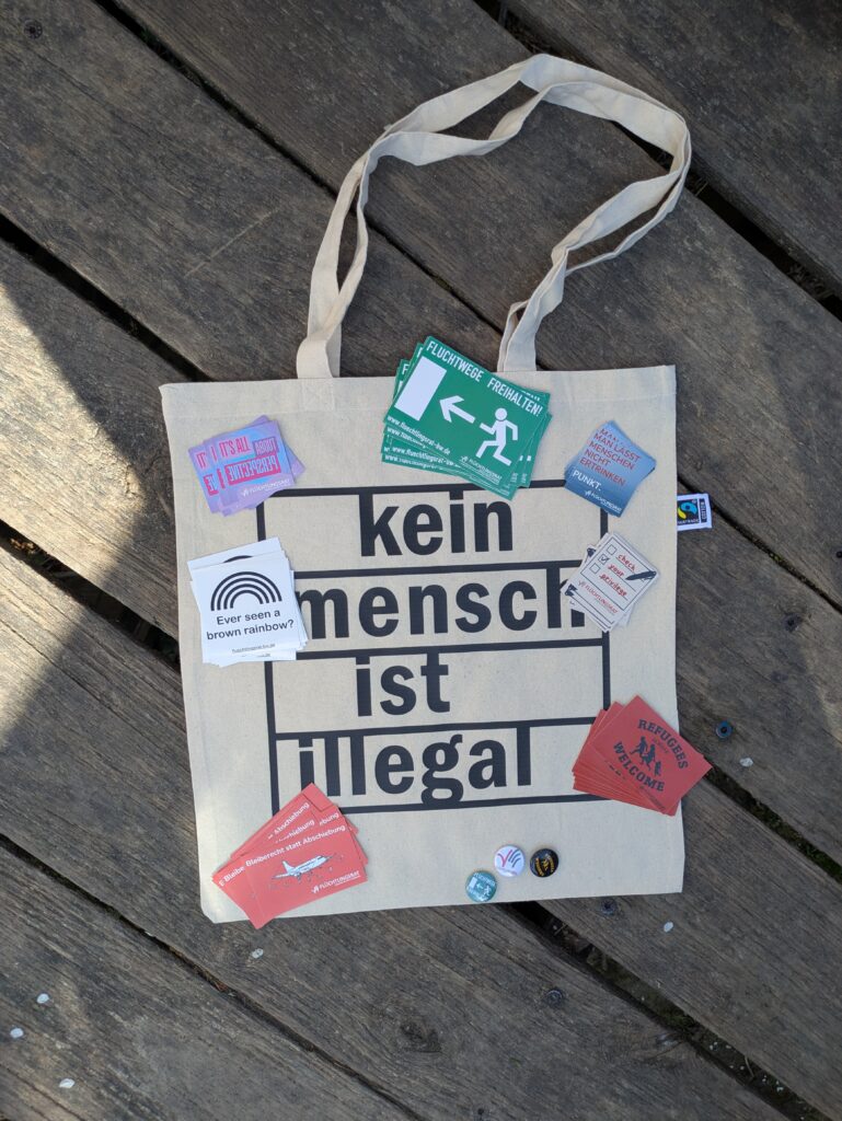 Paket Aktivisti (Tasche 'kein Mensch ist illegal', drei verschiedene Buttons, 7 Stickerpakete à 10 Sticker)