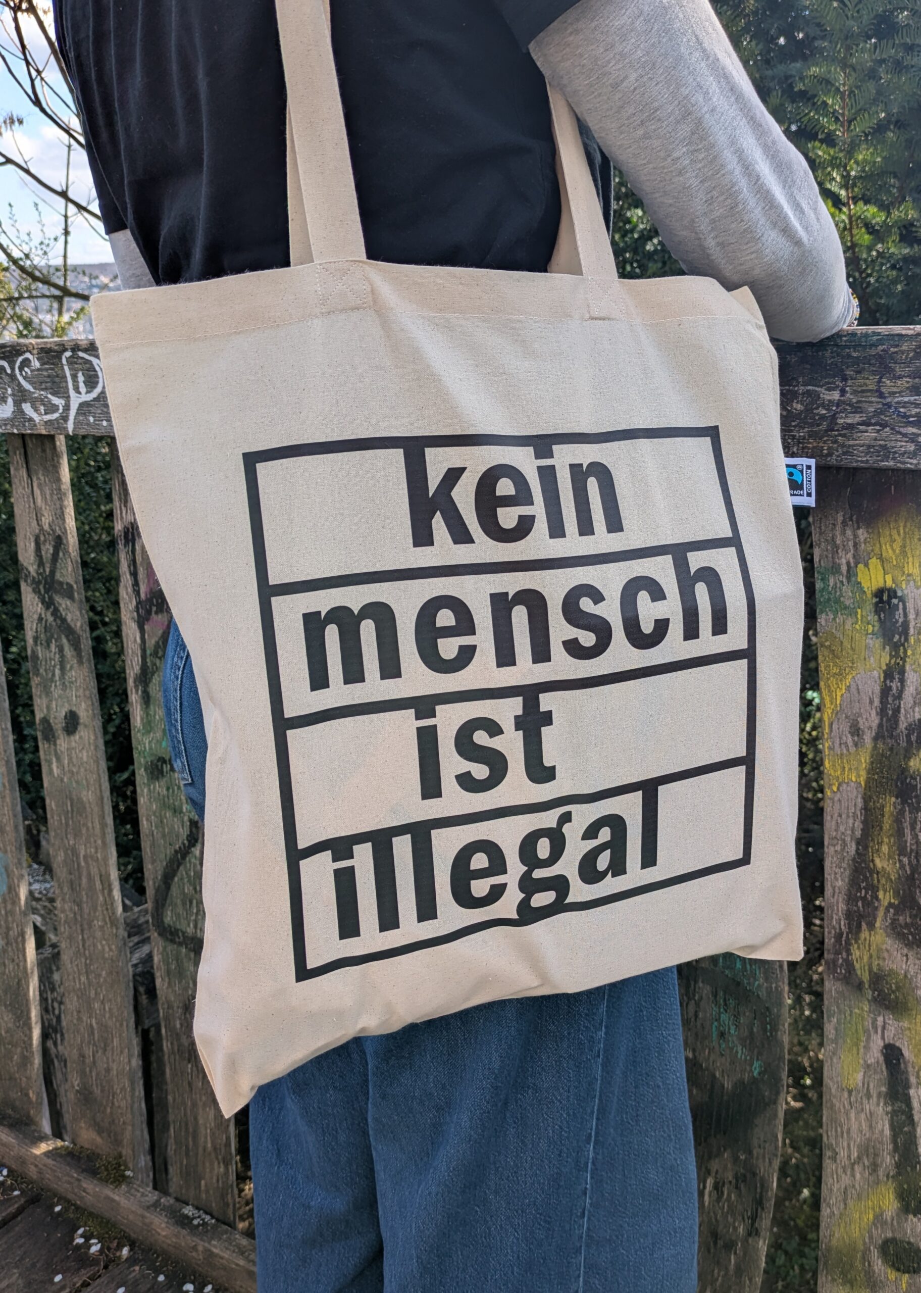Naturfarbene Tasche mit chwarzem Aufdruck 'Kein Mensch ist illegal'